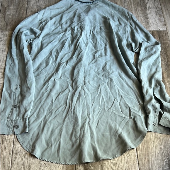 Abercrombie & Fitch Women’s Light Green Button Down Shirt - Picture 4 of 4